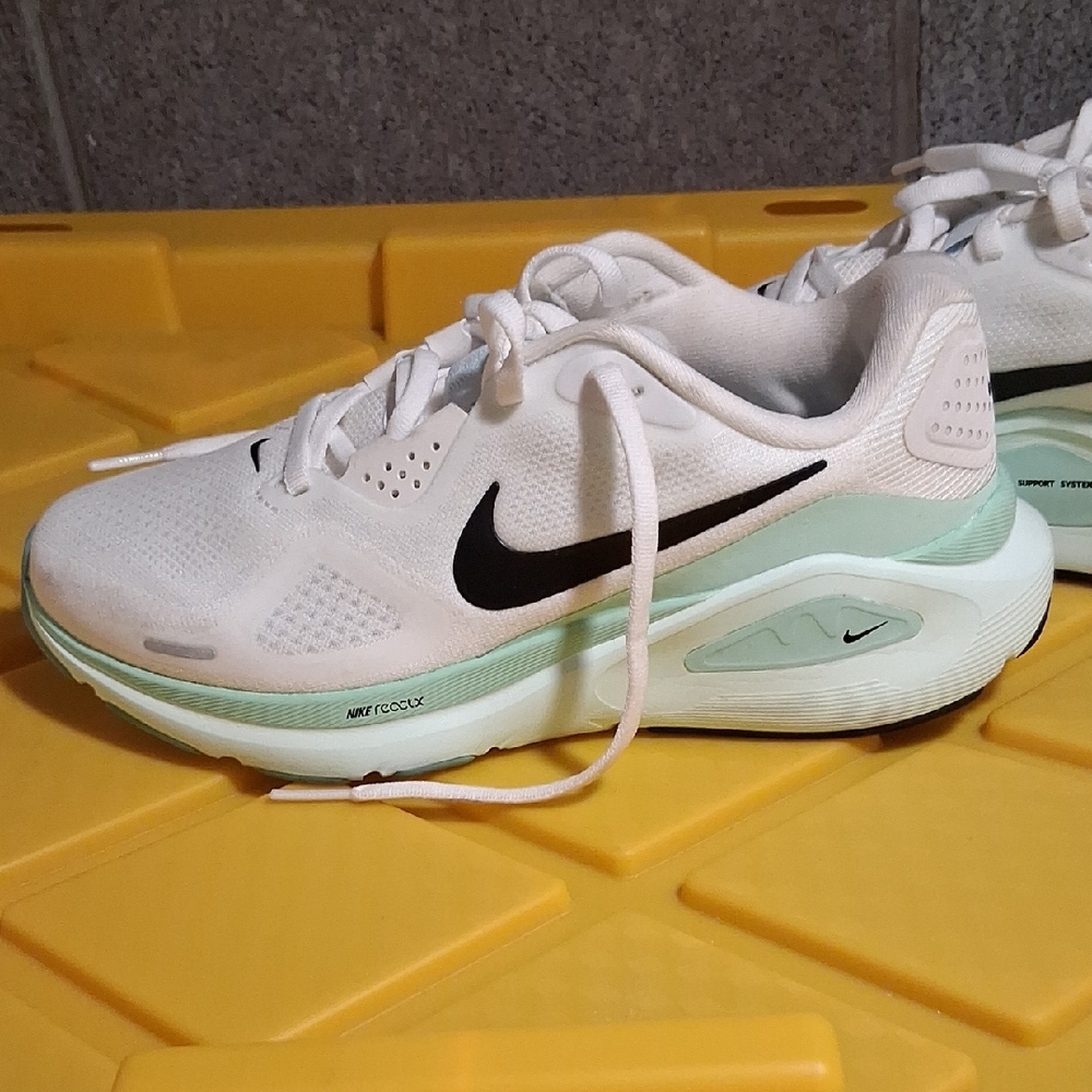 Nike White and Mint Green Running Sneakers with Black Swoosh
